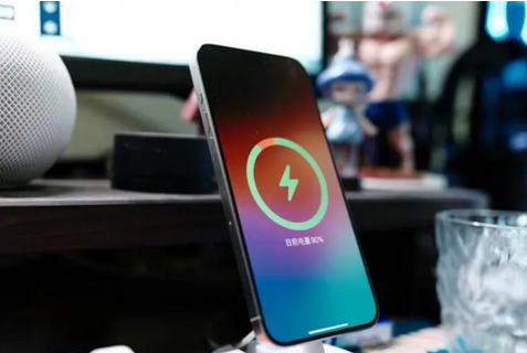 利川苹果15换屏服务分享用什么充电器给iPhone15充电更好 